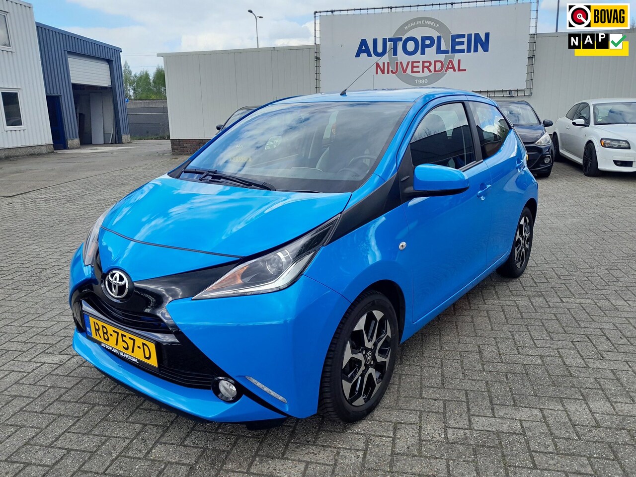 Toyota Aygo - 1.0 VVT-i x-play super nette in Nederland nieuw geleverde Aygo op all-seasonsbanden! - AutoWereld.nl