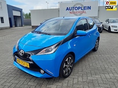 Toyota Aygo - 1.0 VVT-i x-play super nette in Nederland nieuw geleverde Aygo op all-seasonsbanden