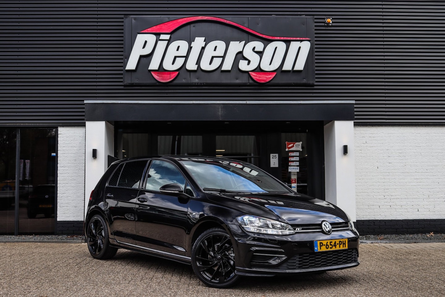Volkswagen Golf - 1.0 TSI 2x R-LINE ACC LEDER CLIMA STOELVER - AutoWereld.nl
