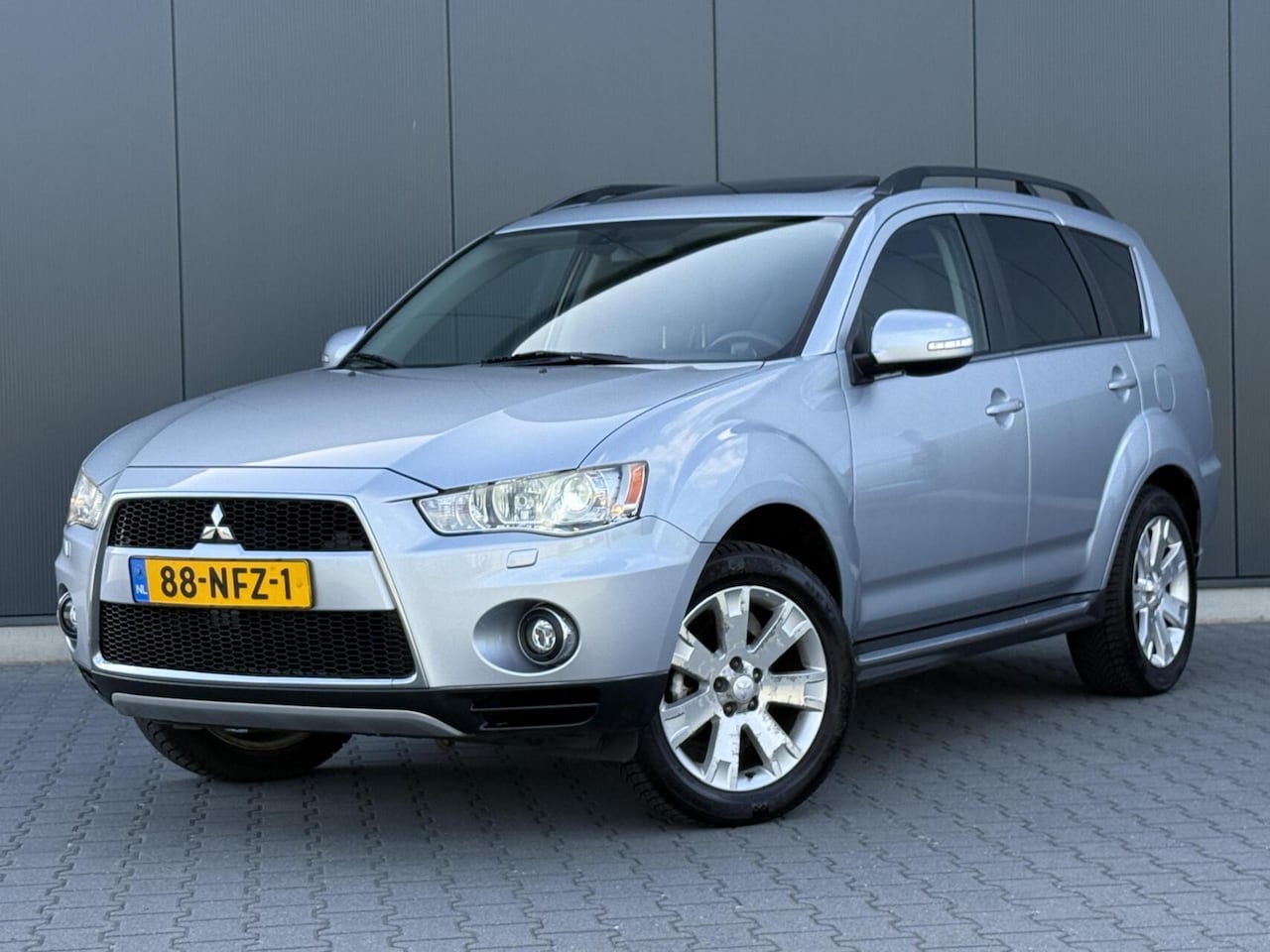 Mitsubishi Outlander - 2.4 Instyle Schuifdak - 7-Persoons - Xenon - Trekhaak - AutoWereld.nl