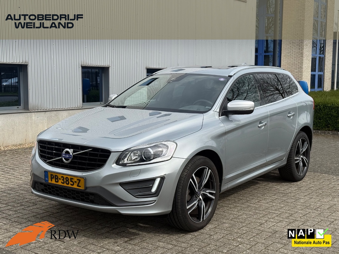 Volvo XC60 - 2.0 T6 Nordic+ I Trekhaak I Pano I 20" I Leer I R-Design I Camera I NL-auto I - AutoWereld.nl
