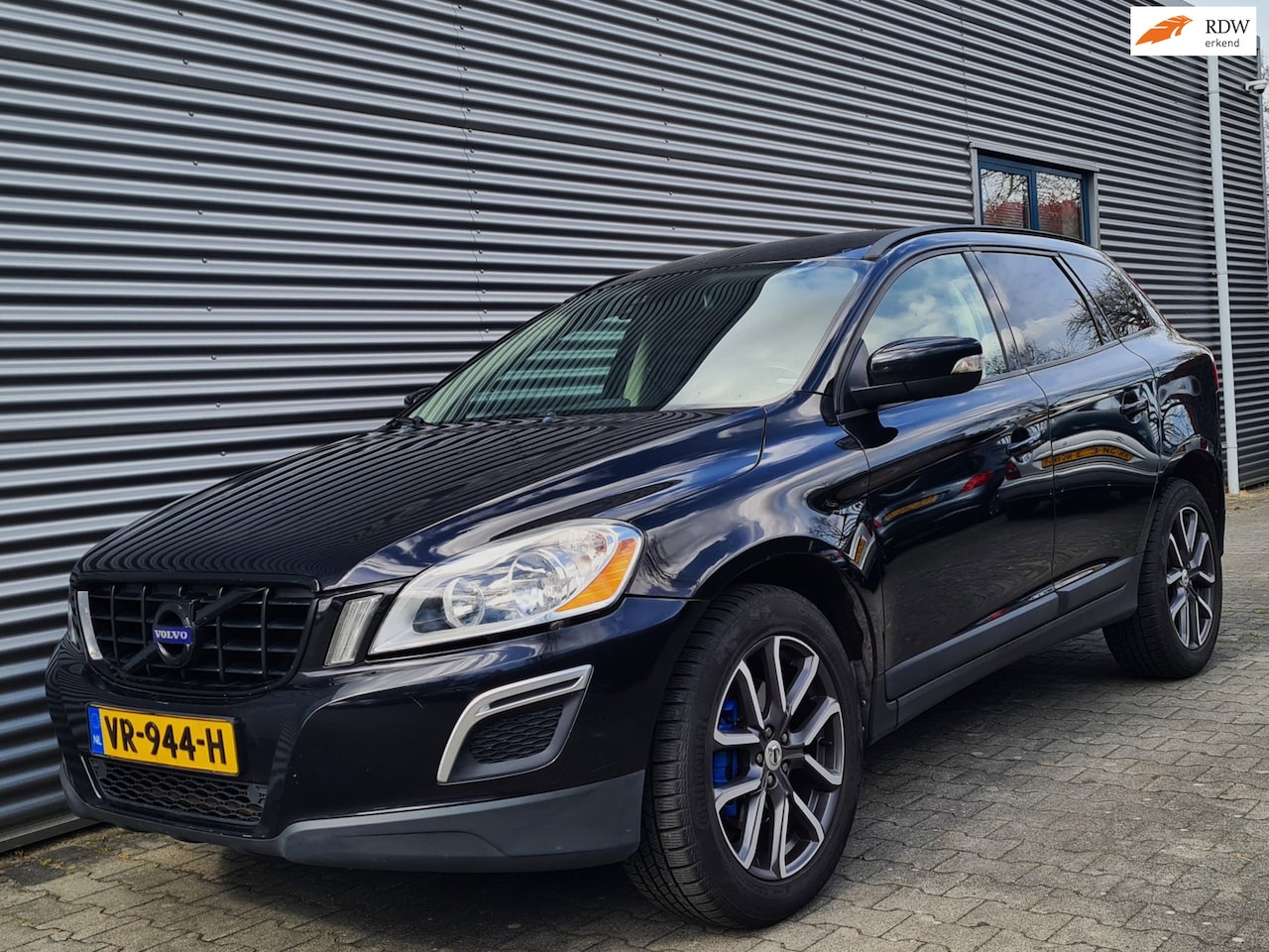 Volvo XC60 - 2.4D Momentum 11-2010 Black Sapphire Metallic GRIJS KENTEKEN!! MARGE!! - AutoWereld.nl