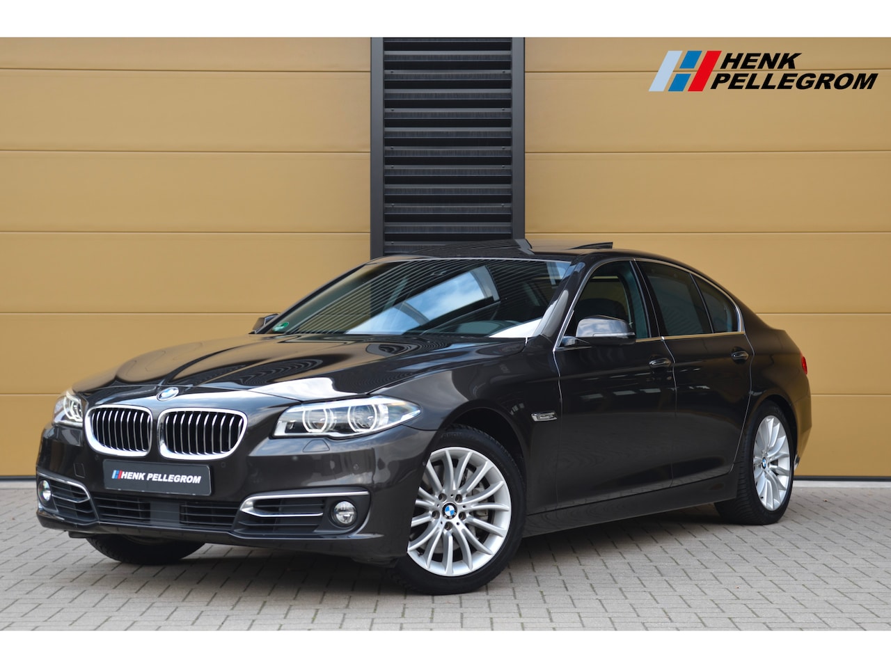 BMW 5-serie - 528xi Luxury Edition * Softclose * Trekhaak * Rondom Camera * Comfortstoelen * - AutoWereld.nl