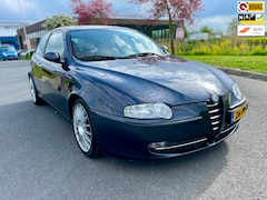 Alfa Romeo 147 - 1.6 T.Spark Lusso, Airco, Carplay, Cam, Leder, Lmv, Spoiler, Cruise, Geen import, Nap, Uni