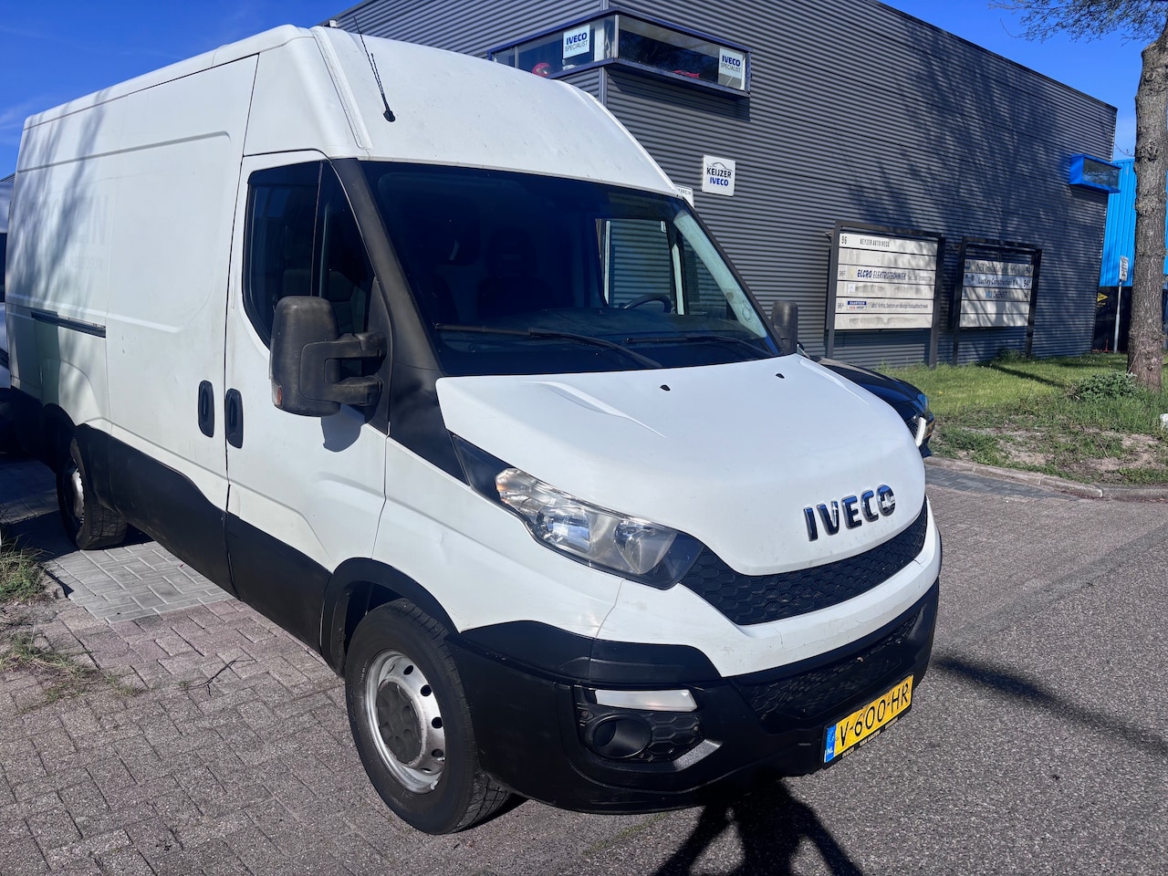 Iveco Daily - 35S15V 2.3 352 H2 L2H2 Trekhaak 3500 kg - AutoWereld.nl