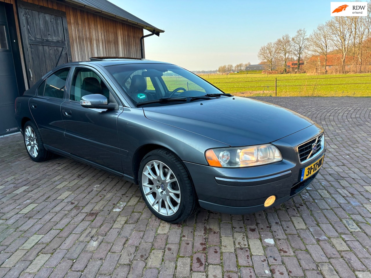 Volvo S60 - 2.4 Kinetic AUTOMAAT ,NL AUTO,LEER , STOELVERWARMING, SCHUIFKANTELDAK - AutoWereld.nl
