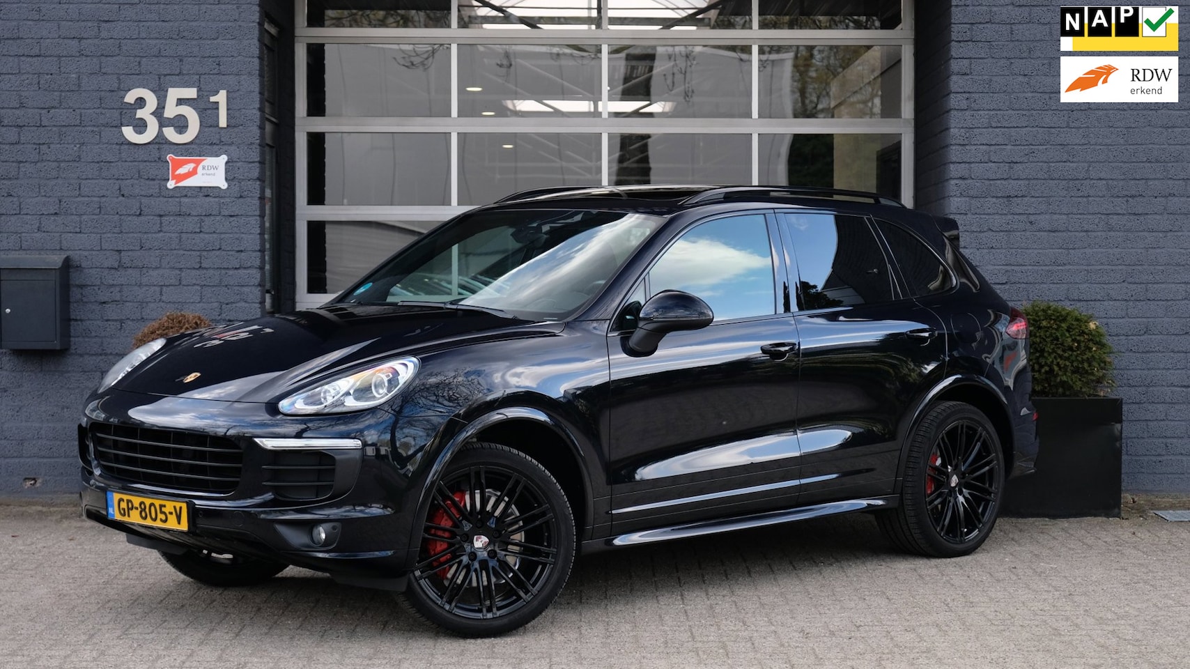 Porsche Cayenne - 3.0 S E-Hybrid|Sport Chrono|Pano|Trekhaak|Volledig Porsche onderhouden - AutoWereld.nl