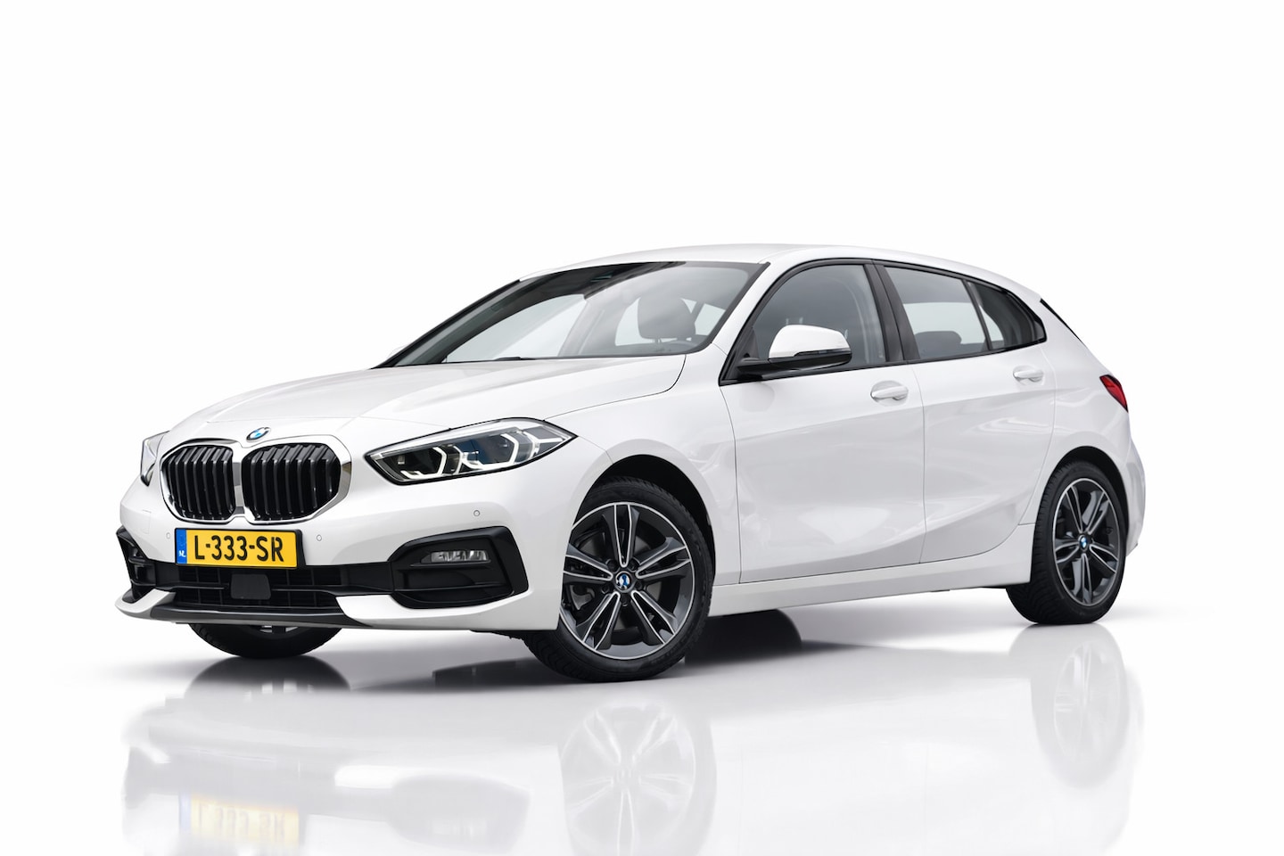 BMW 1-serie - 118i Sport line | STOELVERWARMING | APPLE CARPLAY | ANDROID AUTO | NAP | SFEERVERLICHTING - AutoWereld.nl