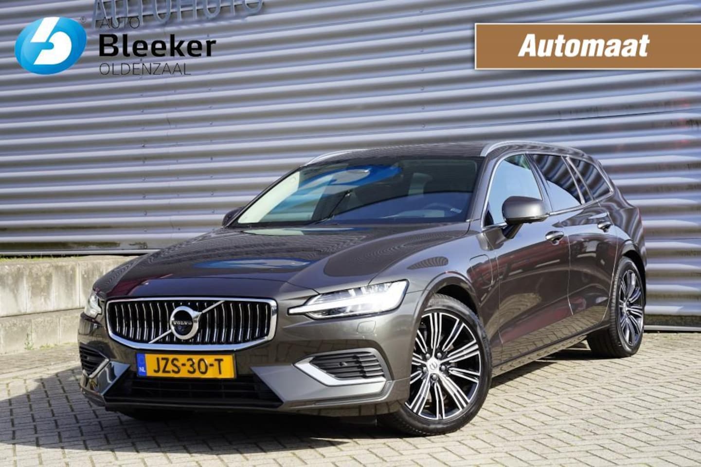 Volvo V60 - 2.0 T8 Twin AWD Inscription Pano Leer Trekh. 18LM PDC HK-audio - AutoWereld.nl