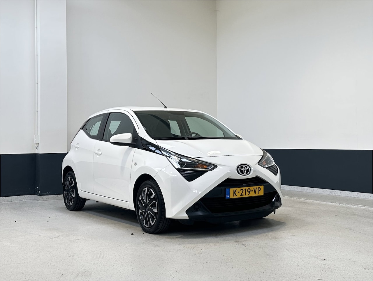 Toyota Aygo - 1.0 VVT-i x-play | NL | 1 Eig | Apple Carplay/ Android auto| Navigatie | Camera| - AutoWereld.nl