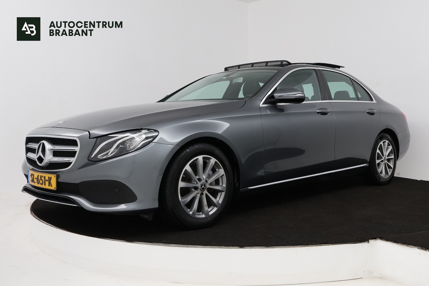 Mercedes-Benz E-klasse - 200 Premium (PANORAMADAK, SFEEVERLICHTING, CAMERA, STOELVERWARMING, DEALER ONDERHOUDEN) - AutoWereld.nl