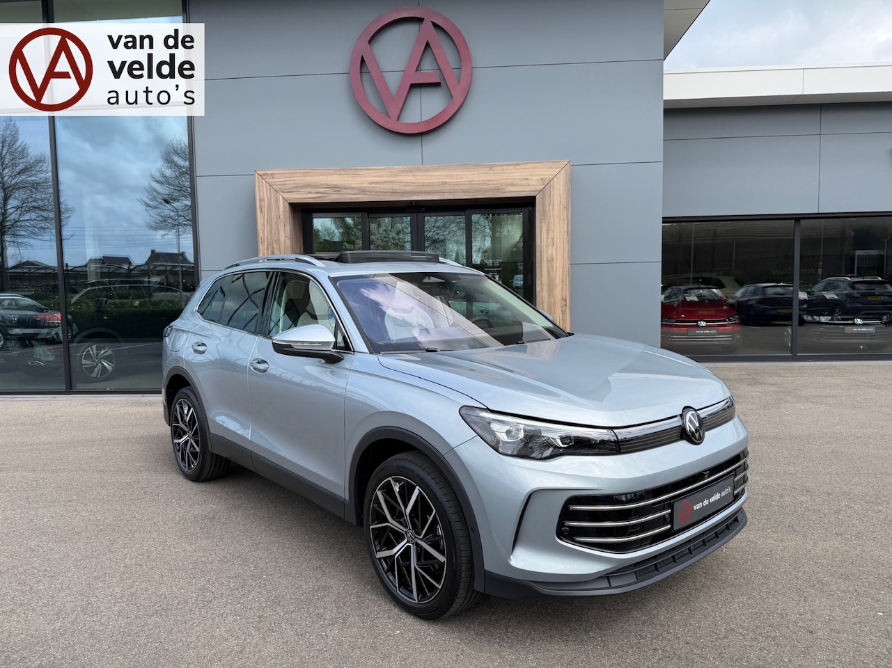 Volkswagen Tiguan - 1.5 eHybrid Elegance 204pk | Panoramadak | Trekhaak | 20" Velgen | 360 Camera | Dode hoek - AutoWereld.nl
