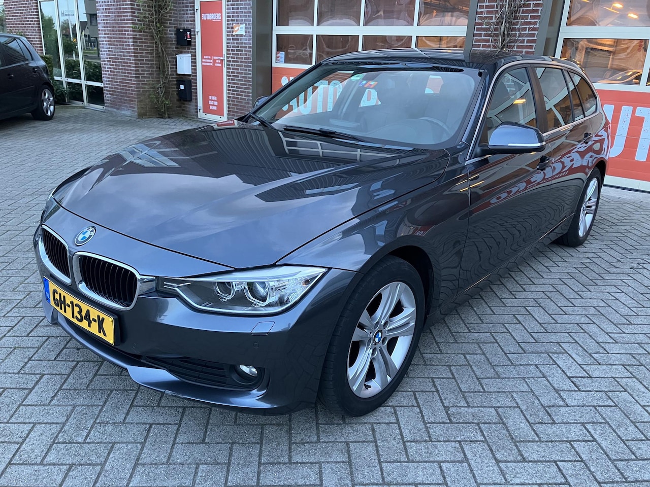 BMW 3-serie Touring - 316d High Executive | Leder | Xenon | PDC V+A | 17" |  Nieuwe APK | - AutoWereld.nl
