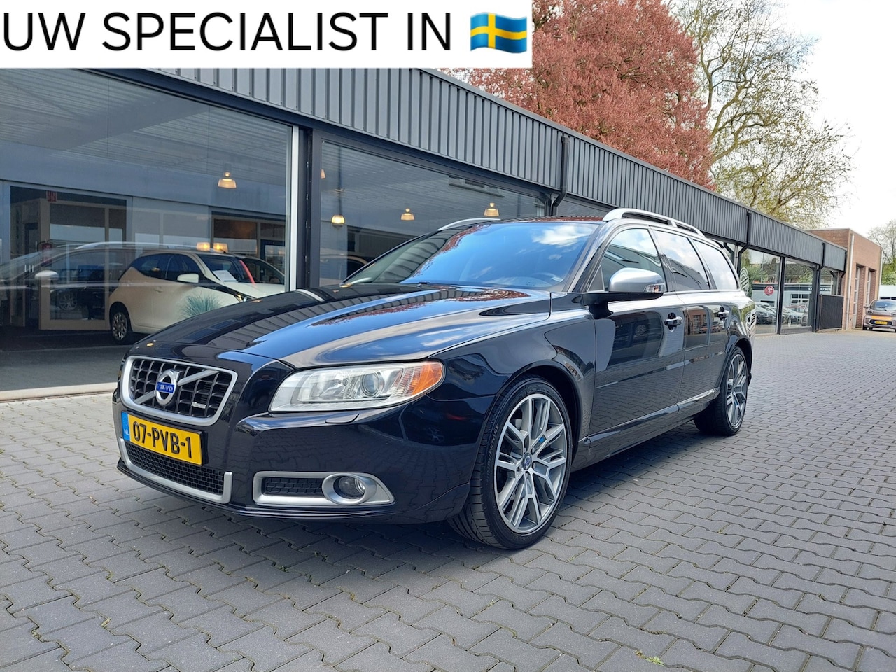 Volvo V70 - 2.0T R-Edition Dealer onderhouden Origineel NL Stoelverwarming Navi Clima 19 inch Trekhaak - AutoWereld.nl