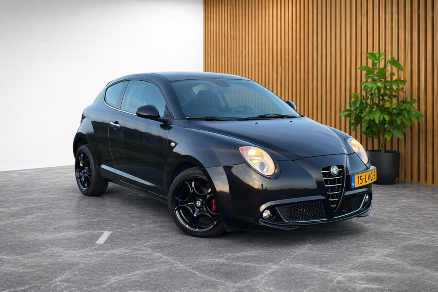 Alfa Romeo MiTo - 1.4T Sport (CRUISE CONTROL, PARKEERSENSOREN, AIRCO, ELEKT RAMEN, MULTIMEDIA, ZWARTE VELGEN - AutoWereld.nl