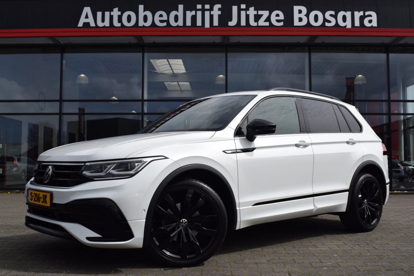 Volkswagen Tiguan - 1.5 TSi Automaat R-Line Business+ LED IQ Light | Zwart Leder | Panoramadak | Virtual | Car - AutoWereld.nl