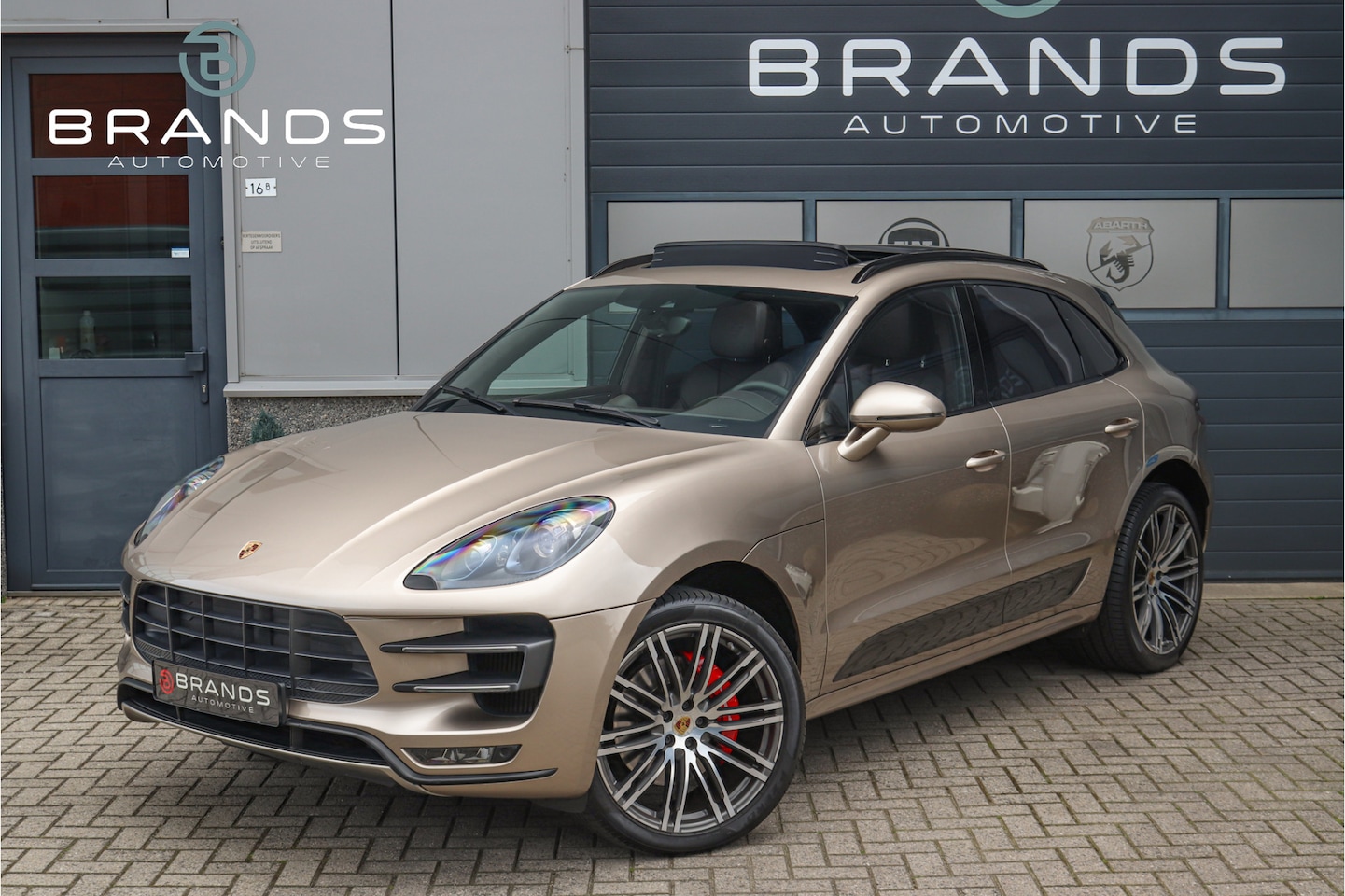 Porsche Macan - 3.6 Turbo V6 Full option Luchtvering Pano 400PK Zeer speciaal - AutoWereld.nl
