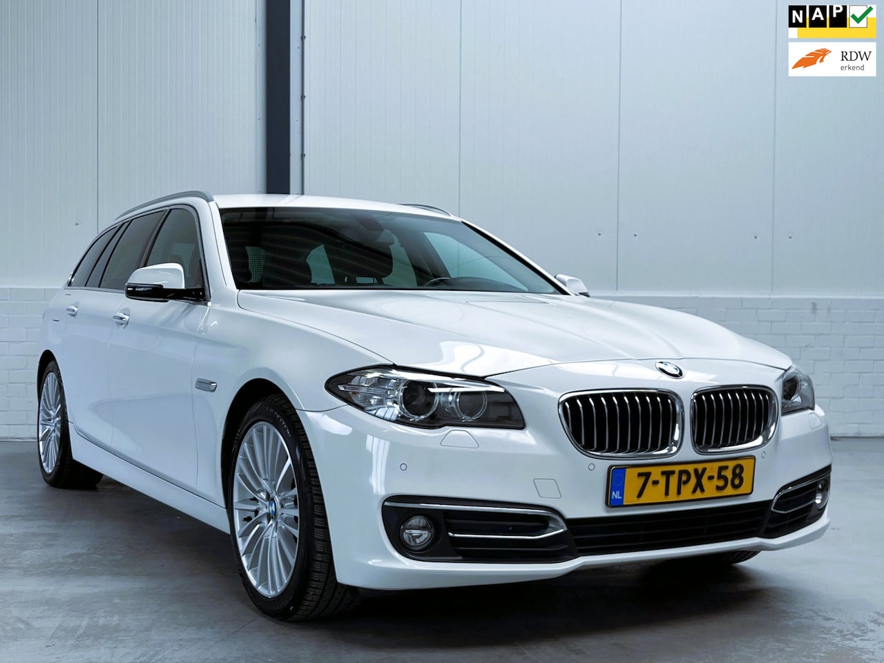 BMW 5-serie Touring - 528xi Org NL|Trekhaak|1e Eigenaar - AutoWereld.nl