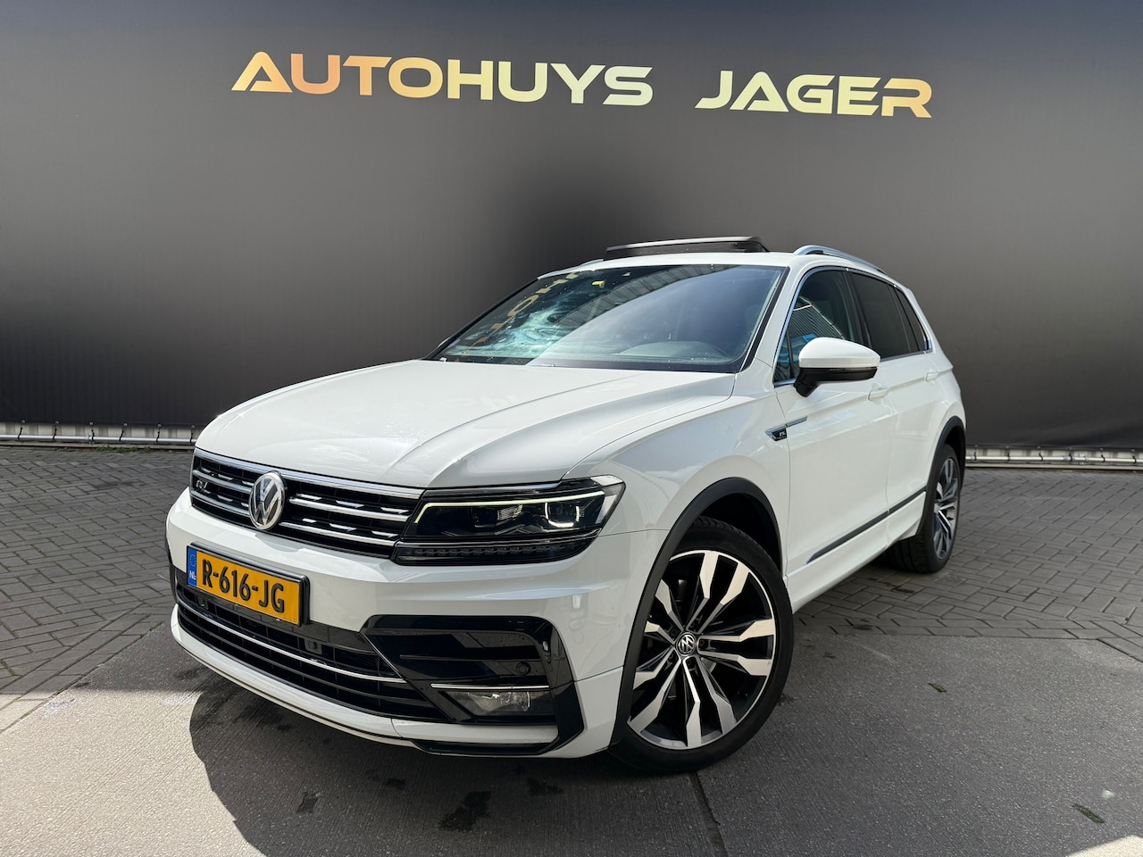 Volkswagen Tiguan - 2.0 TSI 4Motion Highline Pano Carplay Keyless Camera 4x4 - AutoWereld.nl