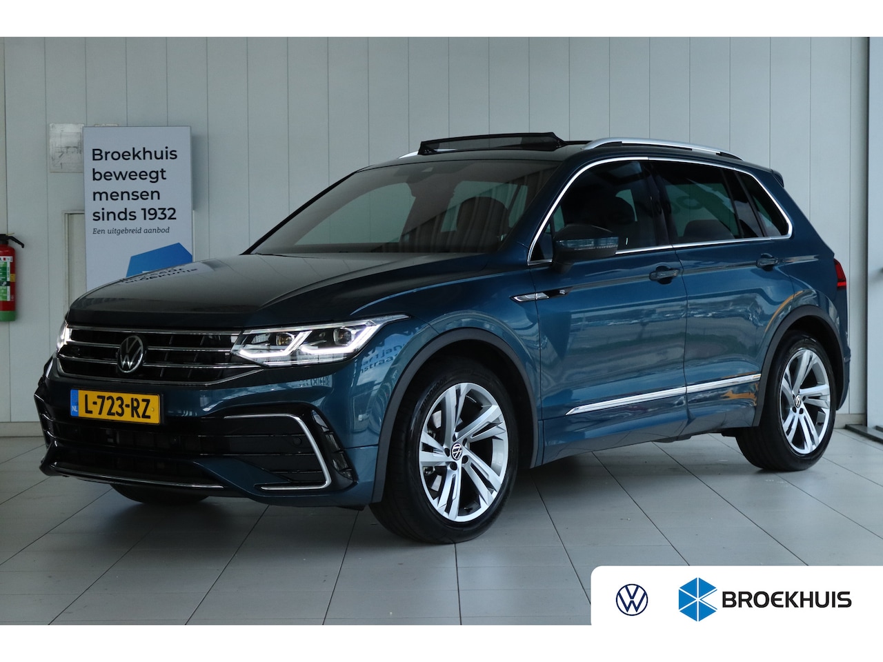 Volkswagen Tiguan - 1.5 TSI R-Line | Adapt. Cruise | Schuifdak | IQ-Light | Trekhaak | Navi | Carplay | Elekt. - AutoWereld.nl