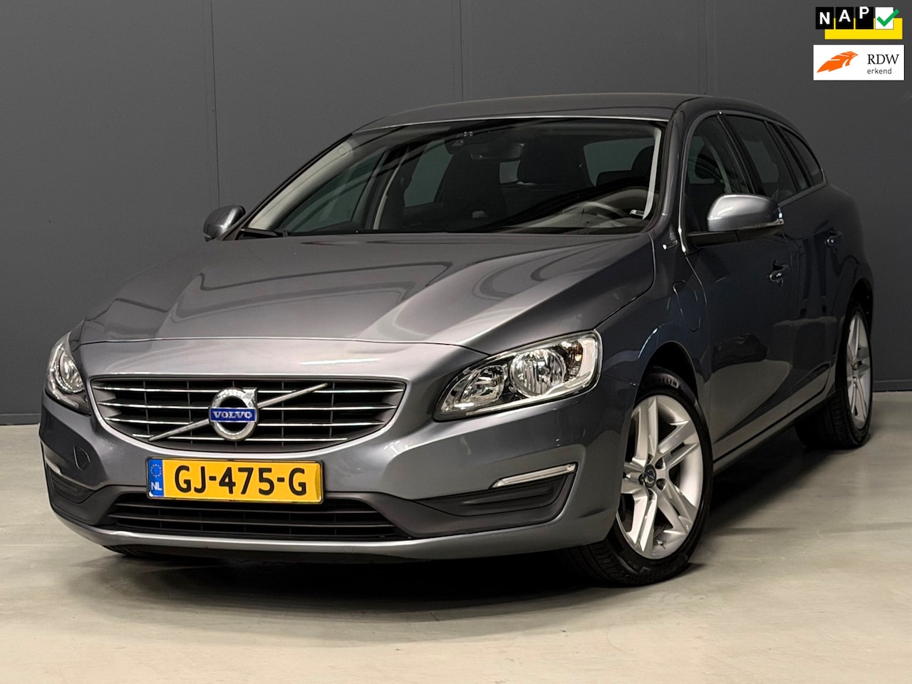 Volvo V60 - 2.4 D6 Twin Engine Momentum AUTOMAAT NAVI/STOELVERW./CRUISE/XENON | KEURIGE AUTO ! - AutoWereld.nl