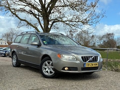 Volvo V70 - 2.5T Kinetic | LEder + Navi + Clima + Cruise nu €8.975,