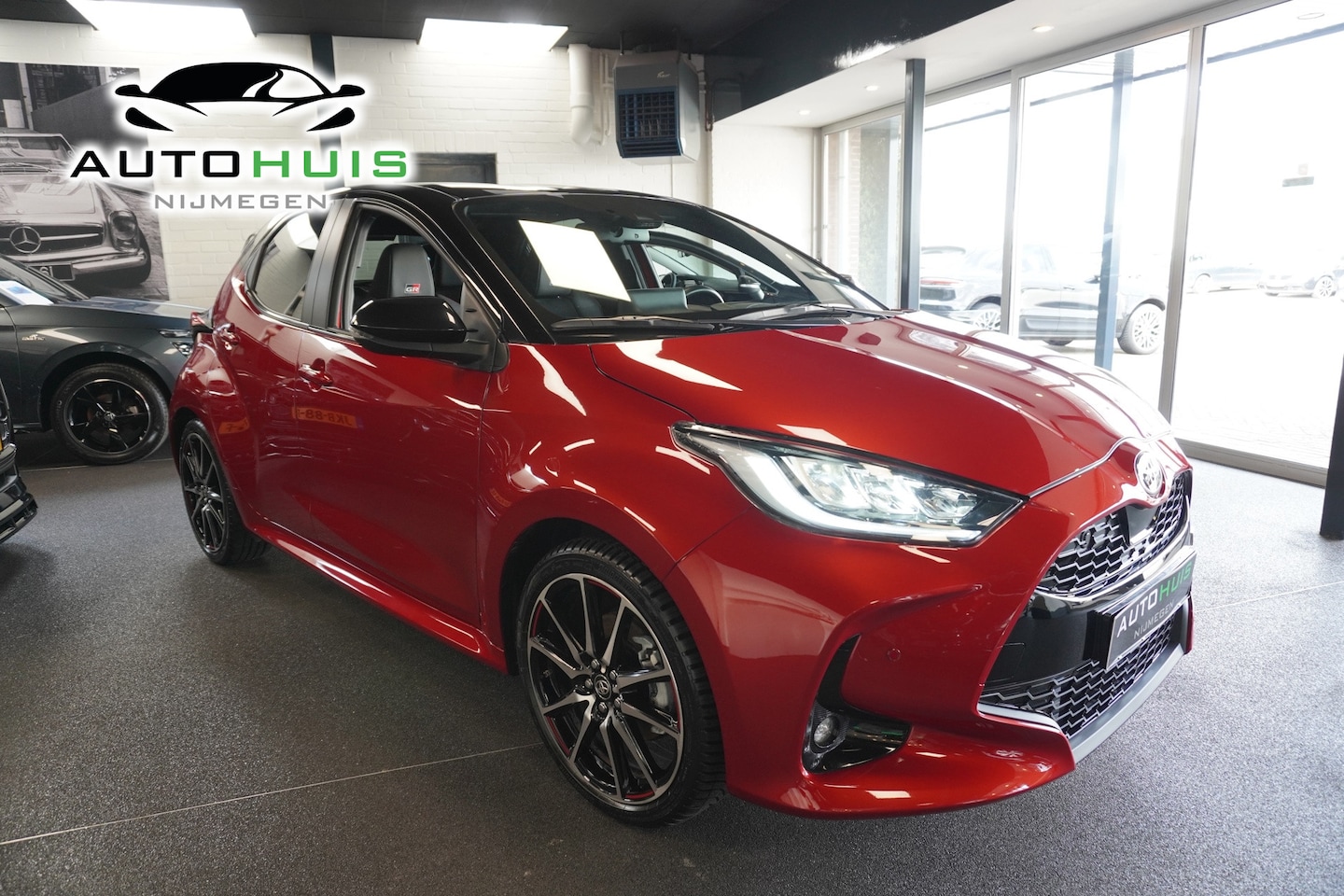 Toyota Yaris - 1.5 Hybrid GR Sport Head up Alcantara Disctronic pdc voor en Achter jbl 18" lm - AutoWereld.nl