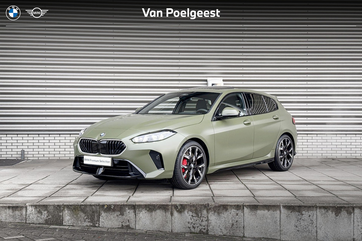 BMW 1-serie - 120 Frozen Urban Green / M Sportpakket Pro / Innovation Pack / Harman Kardon / Glazen pano - AutoWereld.nl