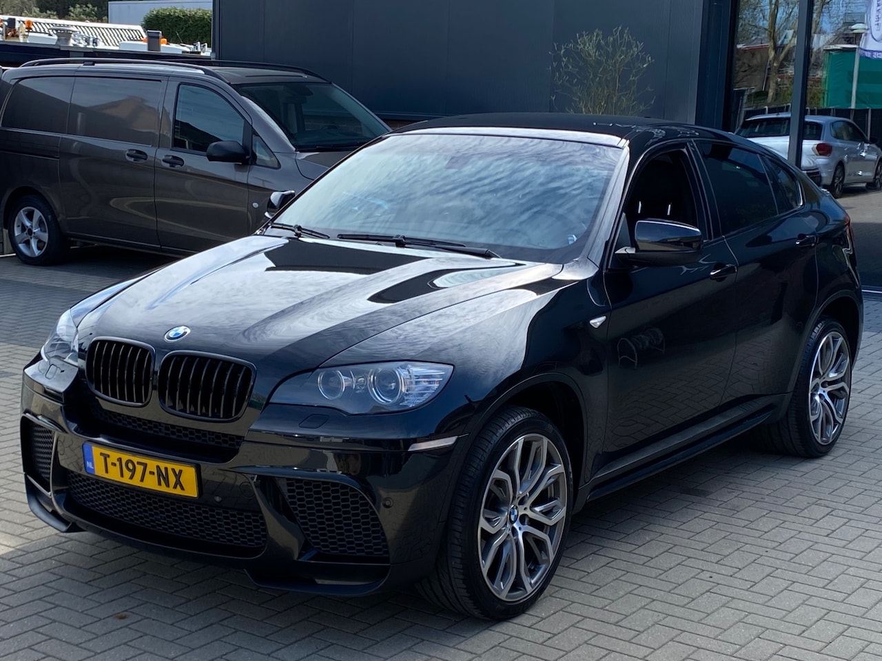 BMW X6 - M XDrive 50i 408 PK High Executive NIEUWSTAAT MEMORY SOFT CLOSE APPLE CARPLAY CAMERA LEER - AutoWereld.nl