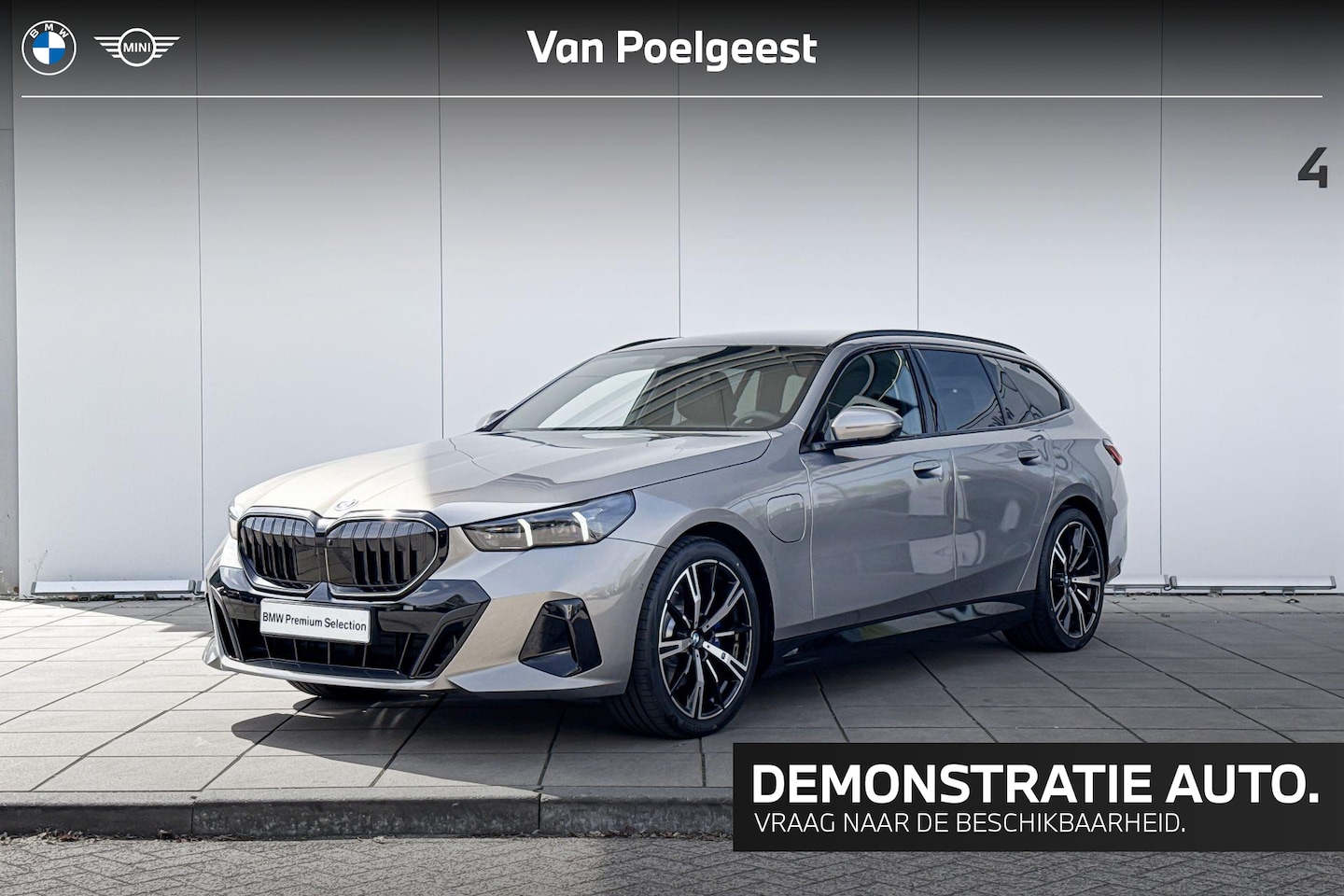BMW 5-serie Touring - 530e M Sport Edition M-Sport / Trekhaak / Glazen Dak / Driving Assistant Plus / 20 inch - AutoWereld.nl