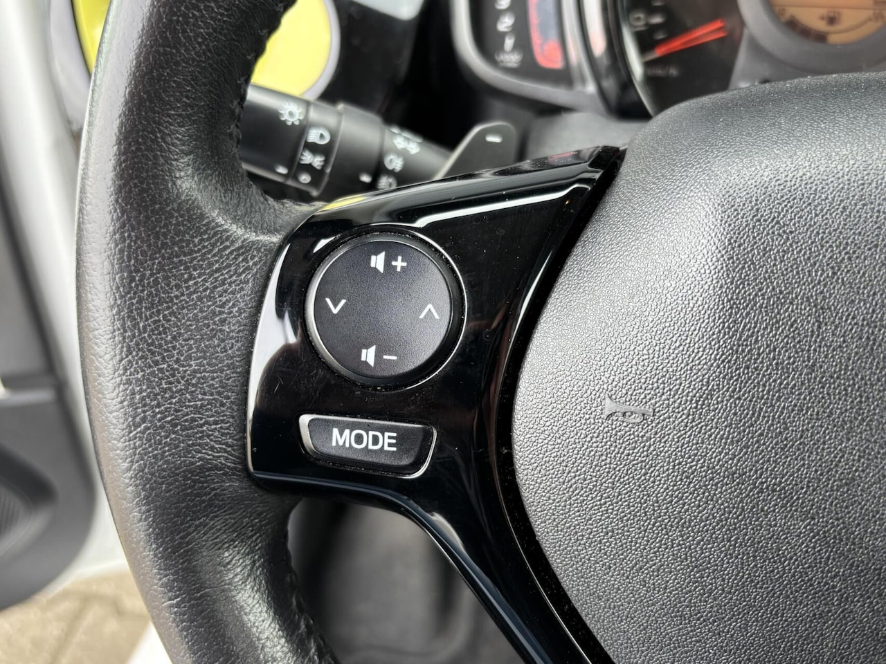 Peugeot 108 - 1.0 e-VTi Allure AUTOMAAT/ Airco/ L.M. velgen/ Stuurwielbediening/ In hoogte verstelbare s