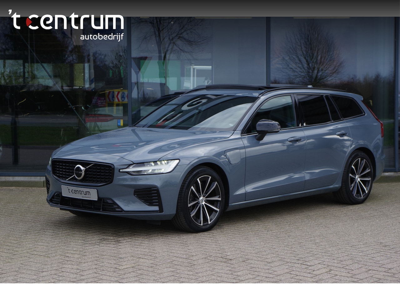 Volvo V60 - 2.0 T6 Plug-in Hybrid AWD 350 PK Ultimate Dark Long Range, Panoramadak, Trekhaak, H/K Soun - AutoWereld.nl