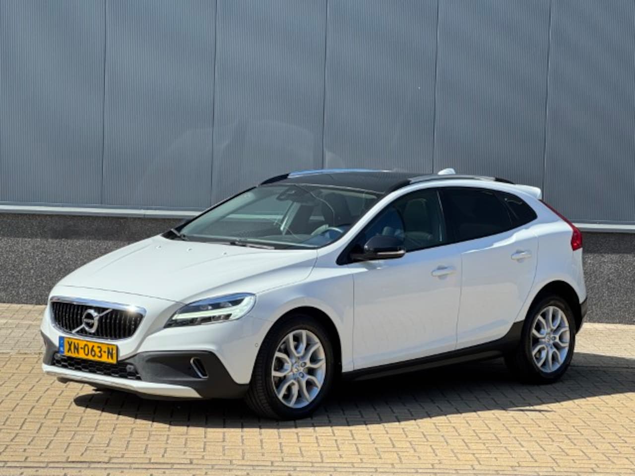 Volvo V40 Cross Country - 1.5 T3 Polar+ Luxury Leer ,Pano dak - AutoWereld.nl