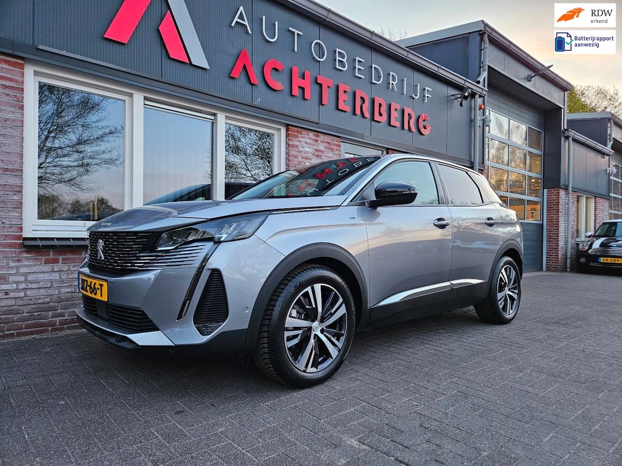 Peugeot 3008 - 1.6 HYbrid 225 GT Carplay! SOH 99%! Camera! Navigatie! LED! Cruise Control! - AutoWereld.nl