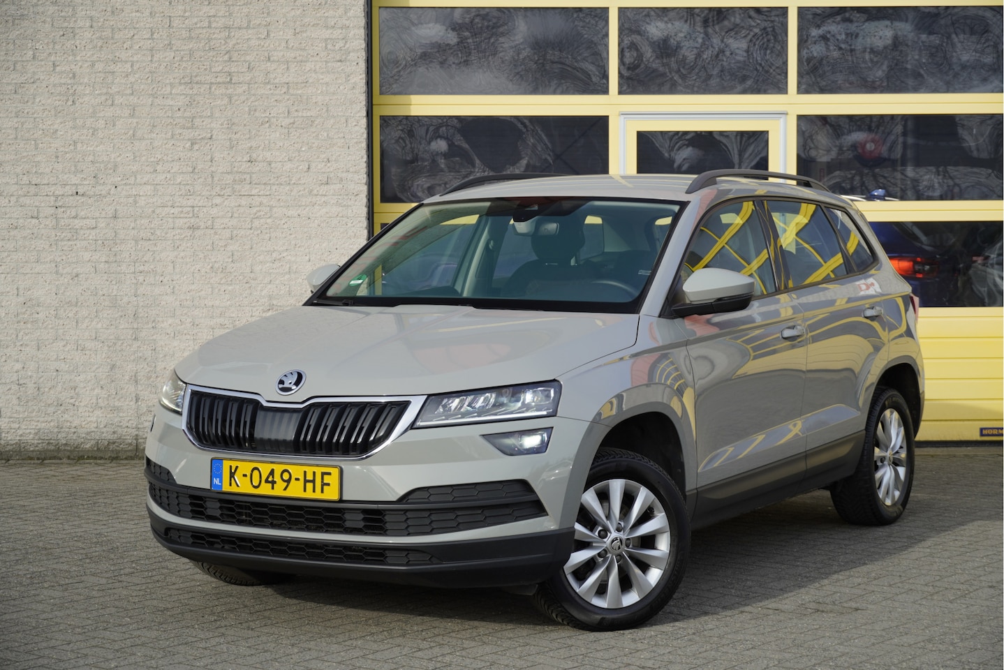 Skoda Karoq - 1.5 TSI ACT 150PK! Automaat Business Edition BJ2021 Lmv 16" | Led V+A | Pdc | Trekhaak | V - AutoWereld.nl