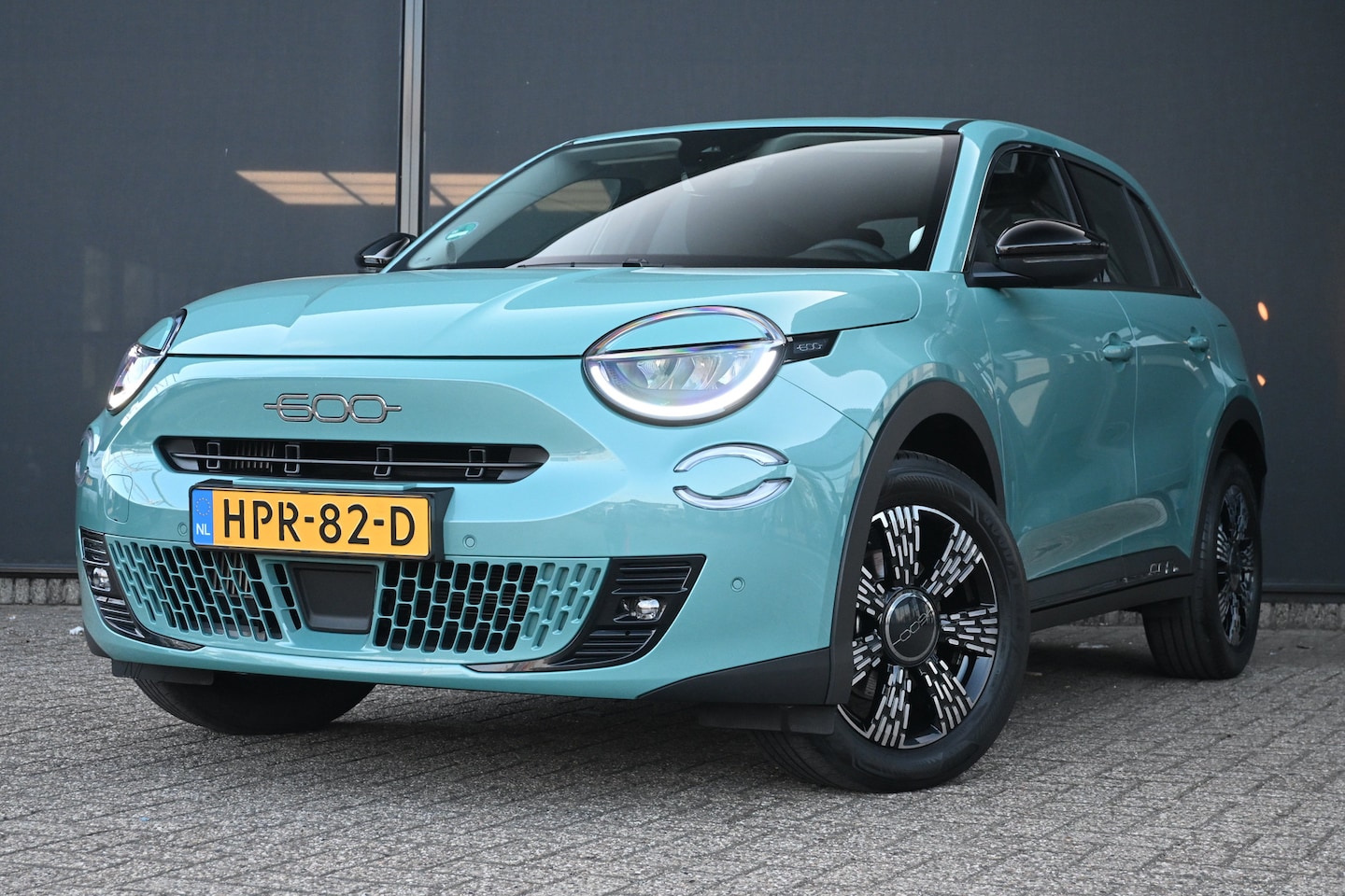 Fiat 600 - 1.2 Hybrid Urban 110pk | Pack Winter + Style + Comfort | Navigatie | Achteruitrijcamera | - AutoWereld.nl