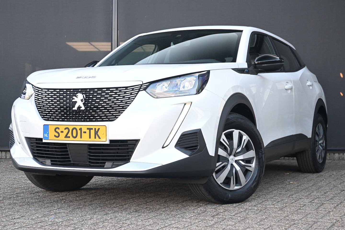 Peugeot e-2008 - EV Active Pack 50 kWh 3 Fase | Stoelverwarming | Achteruitrijcamera | Dealeronderhouden | - AutoWereld.nl