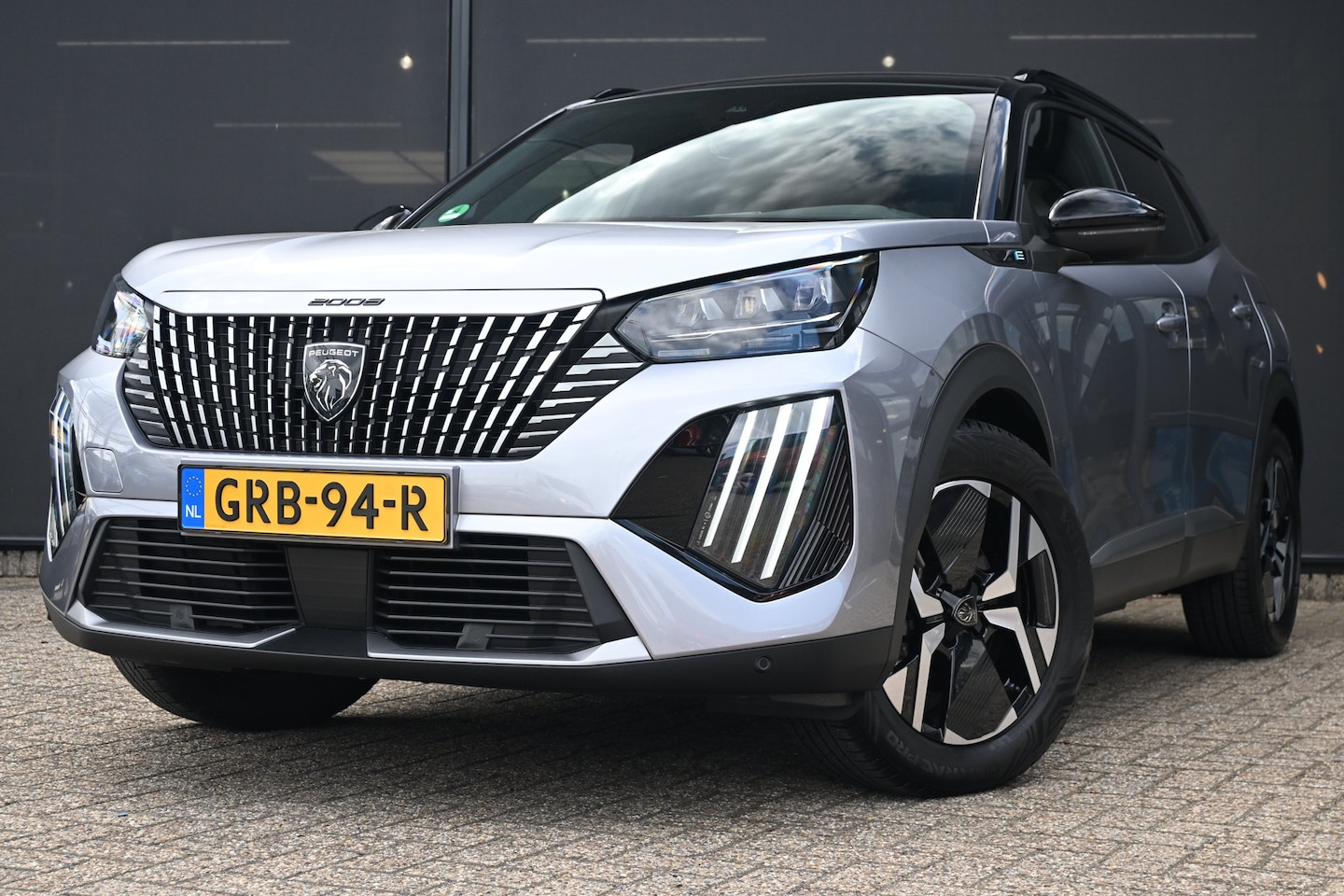 Peugeot e-2008 - EV GT 54 kWh | Warmtepomp | Drive Assist Pack | Allseason | Navigatie | Achteruitrijcamera - AutoWereld.nl
