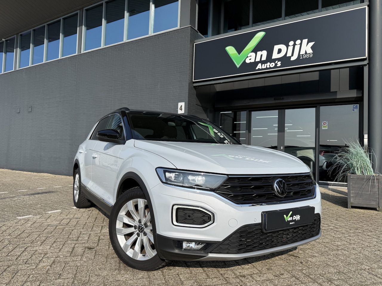 Volkswagen T-Roc - 1.5 TSI Sport Panodak Navi Camera El.Klep Trekhaak - AutoWereld.nl