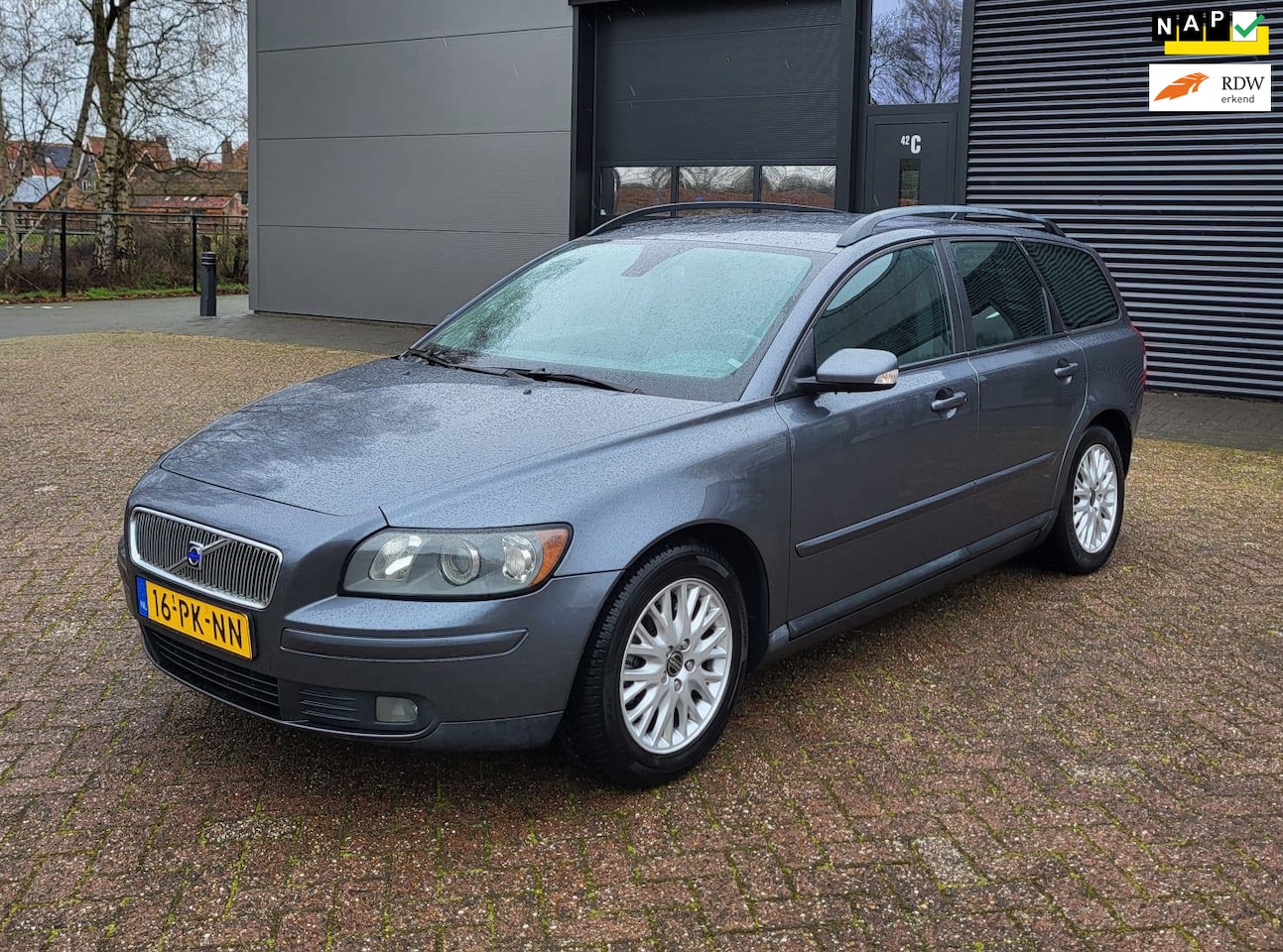 Volvo V50 - 2.4 Momentum 2.4 Momentum, Leder, Trekhaak, Clima, CruisC! - AutoWereld.nl