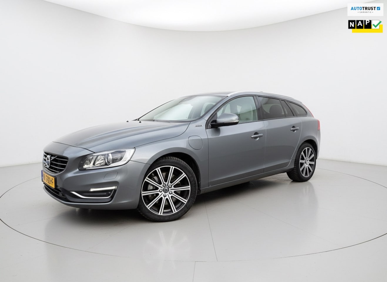 Volvo V60 - 2.4 D5 Twin Engine R-Design 2.4 D5 Twin Engine R-Design - AutoWereld.nl