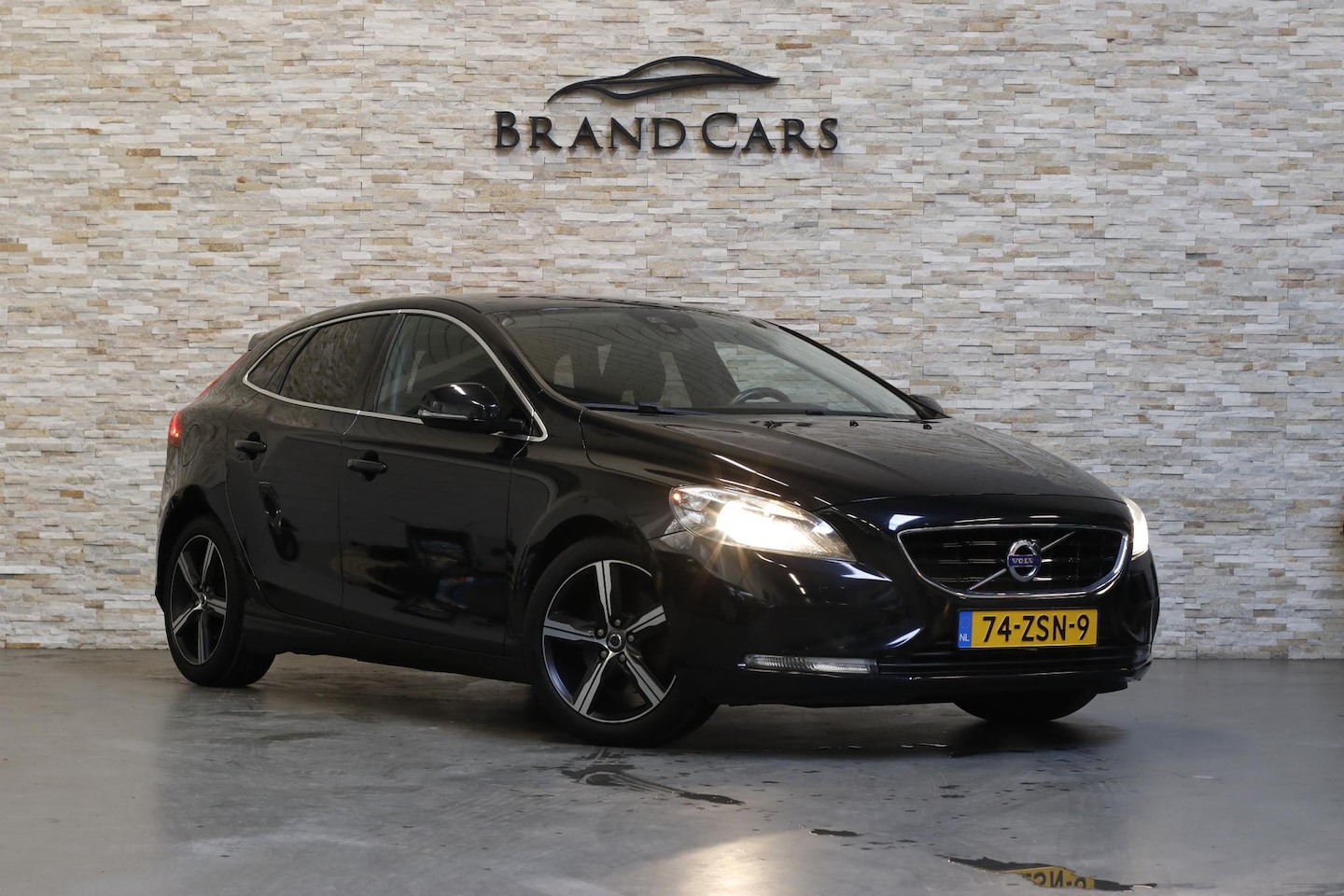 Volvo V40 - 1.6 T3 Momentum | CAMERA | NAVI | KEYLESS | 17" R DESIGN NWE Banden | NAP | ORIG NL | - AutoWereld.nl