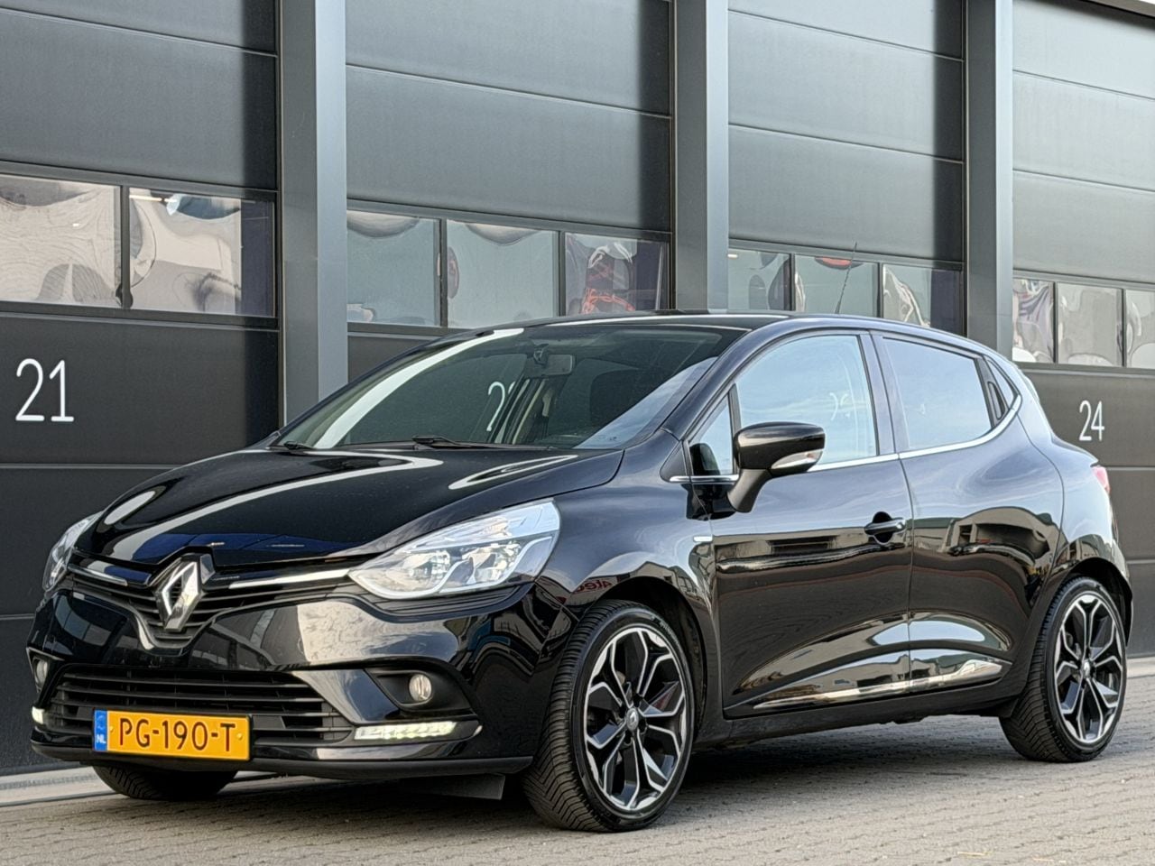 Renault Clio - 1.5 dCi Limited Navi PDC EURO-6 - AutoWereld.nl