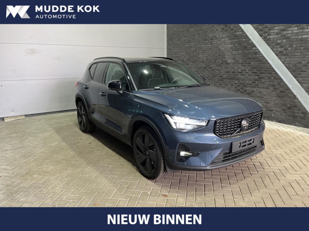 Volvo XC40 - B4 Ultra Black Edition | Panoramadak | Trekhaak | 360° Camera | ACC | Stoel+Stuurverwarmin - AutoWereld.nl