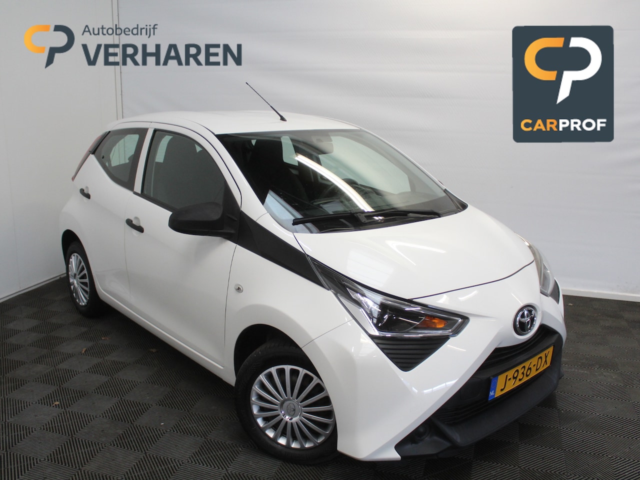 Toyota Aygo - 1.0 VVT-i x-fun AIRCO | LED | BLUETOOTH | ELRM | STB | ISOFIX - AutoWereld.nl