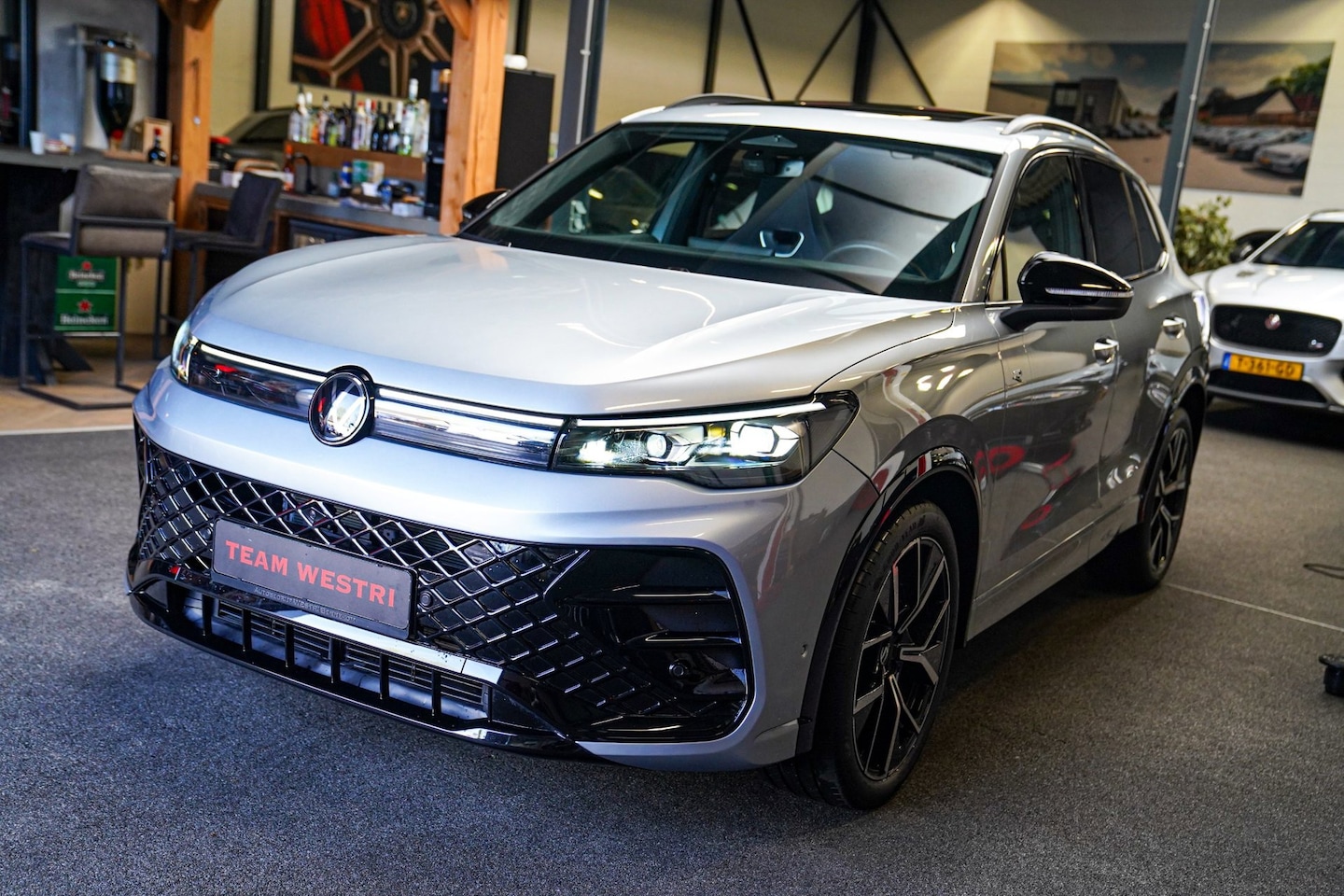 Volkswagen Tiguan - 1.5 eTSI R-Line Edition | 360 camera | Massage | Stuurwiel Verwarming | IQ Light | NIEUW - AutoWereld.nl