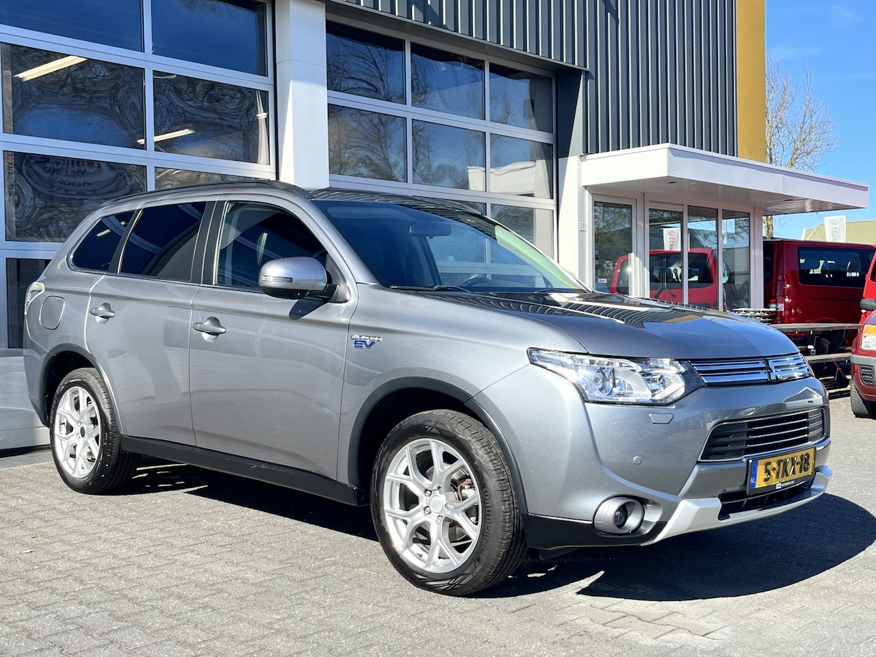Mitsubishi Outlander - 2.0 PHEV Hybrid Airco Cruise controle Trekhaak 1500kg trekgewicht Leder Achterruitrijcamer - AutoWereld.nl