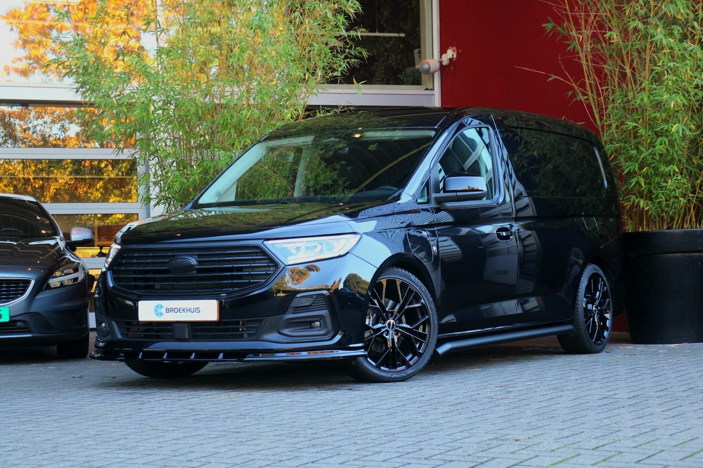 Ford Transit Connect - PHEV Black Edition | Verlaagd | 19" Velgen | Sidebars | LED | Apple Carplay | Leder | Adap - AutoWereld.nl