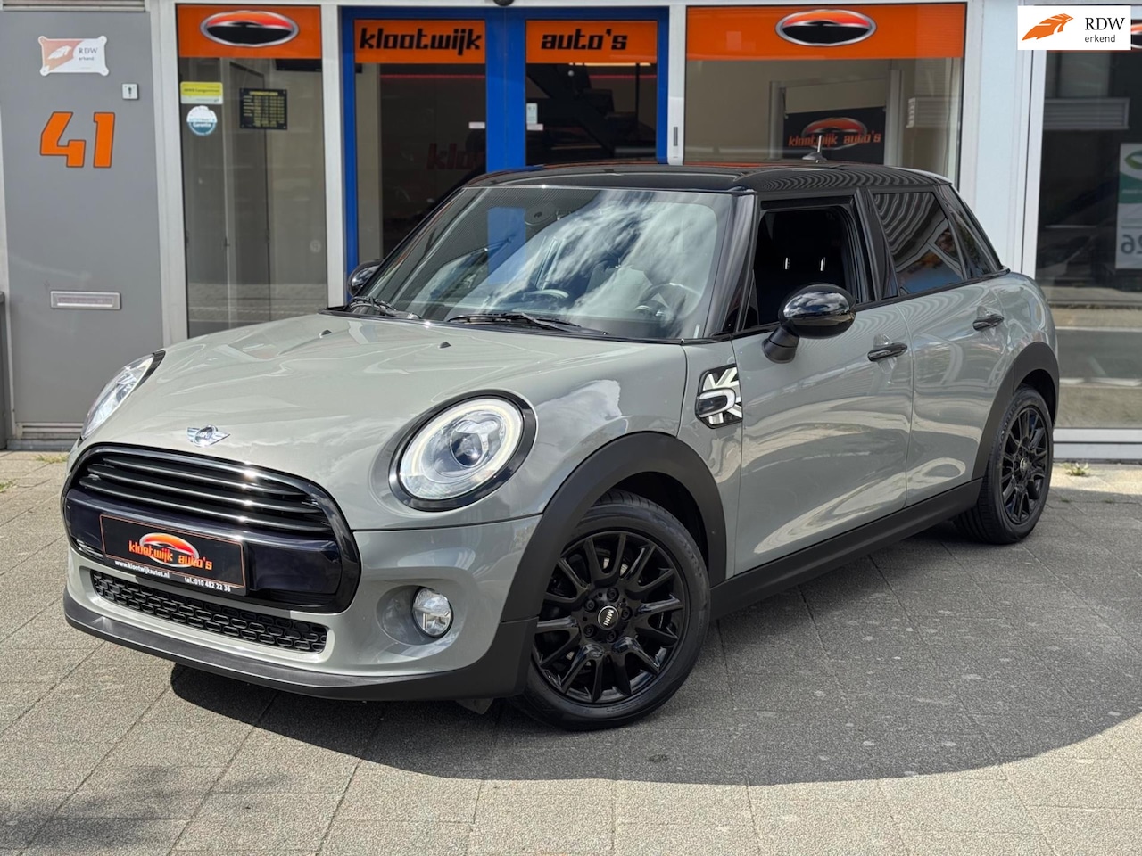 MINI Cooper - 1.5T Black Pack Automaat Navigatie Led 5-Deurs - AutoWereld.nl