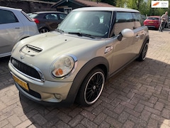 MINI Cooper S - 1.6 Zo ingeruild zo weg